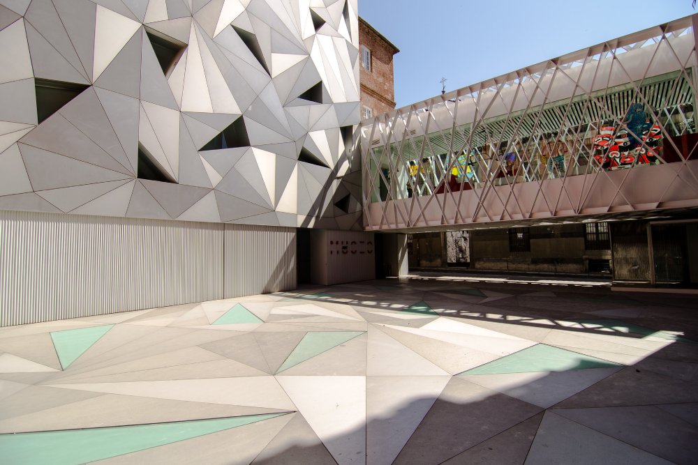 Entrada del Museo ABC, curiosidades arquitectónicas de Madrid con diseño geométrico contemporáneo.