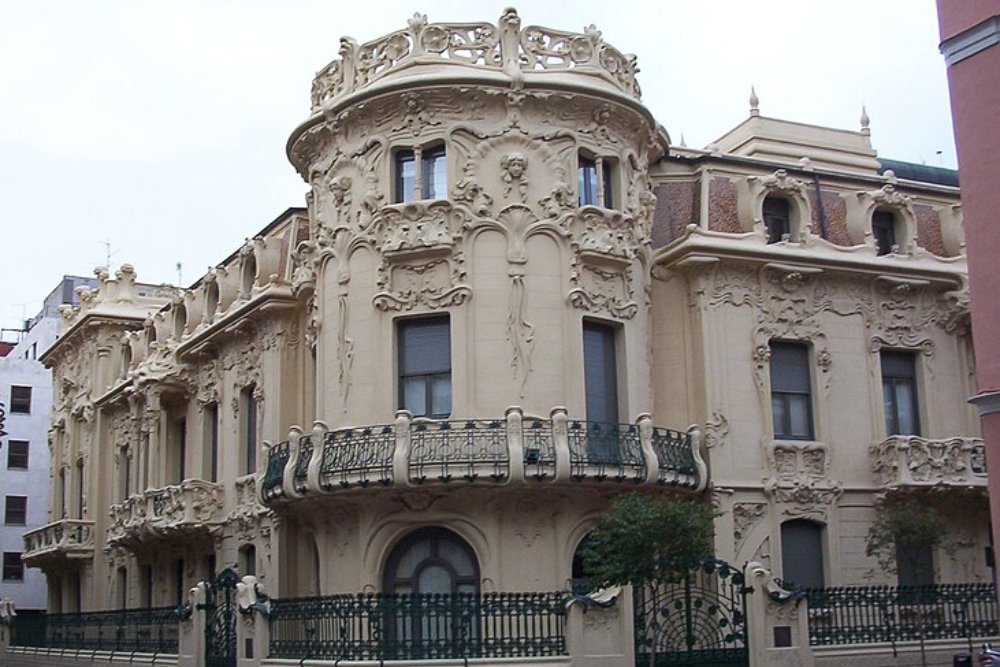 Fachada del Palacio Longoria, curiosidades arquitectónicas de Madrid con detalles ornamentales modernistas.