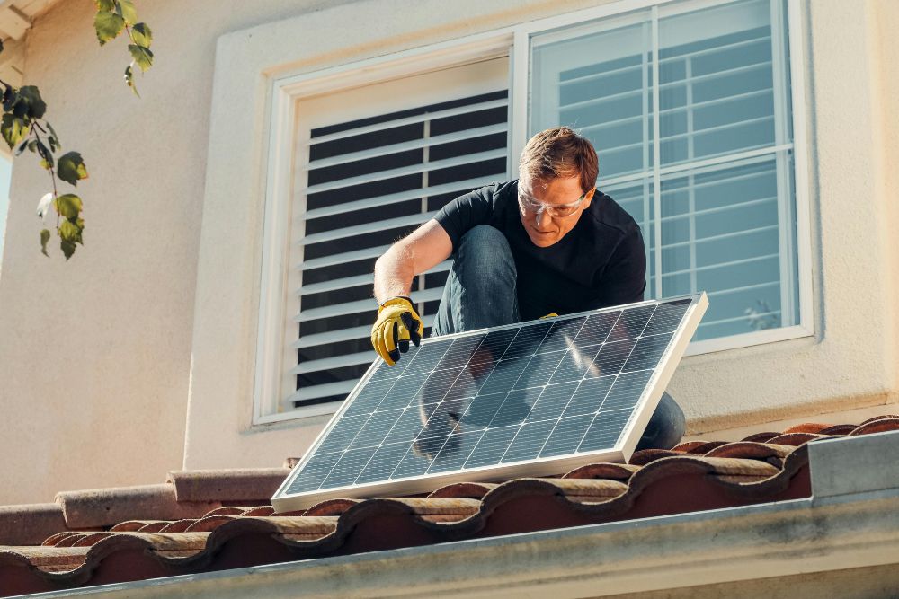 Hombre colocando paneles solares