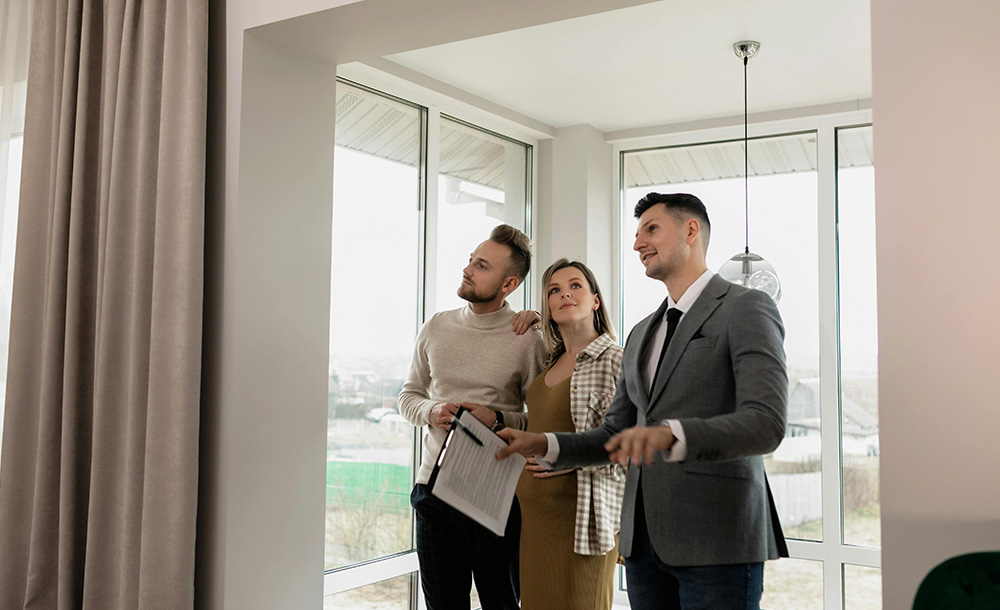 Agente inmobiliario enseñando piso obra nueva